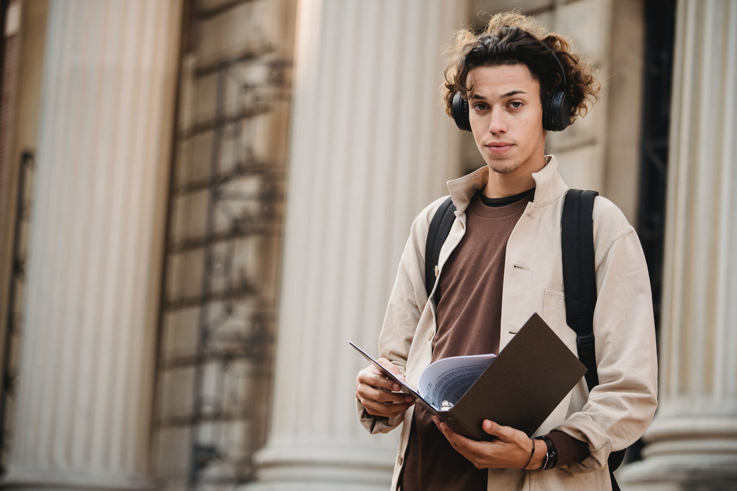 étudiant avec un dossier pour son logement