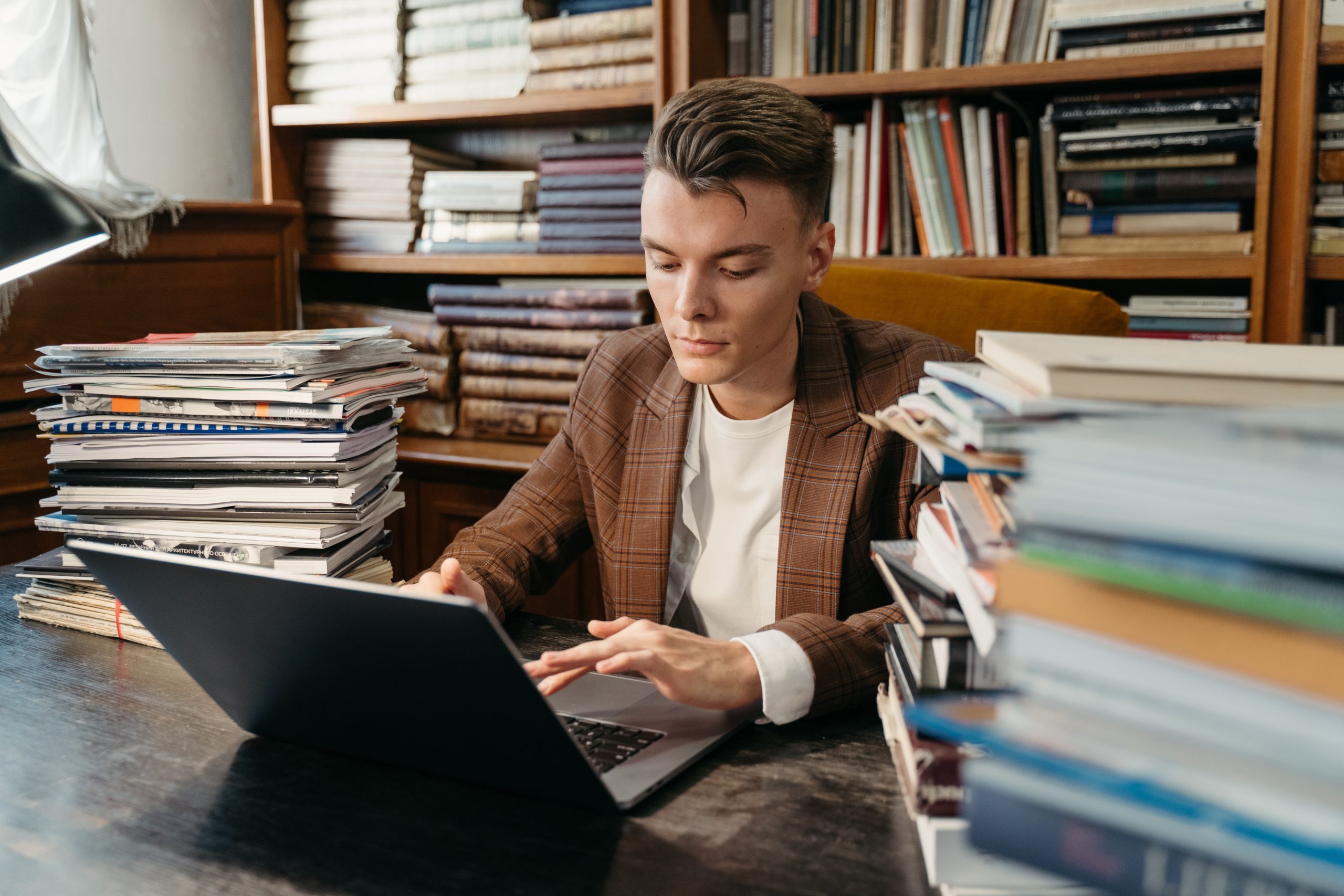 étudiant faisant une recherche sur un ordinateur portable
